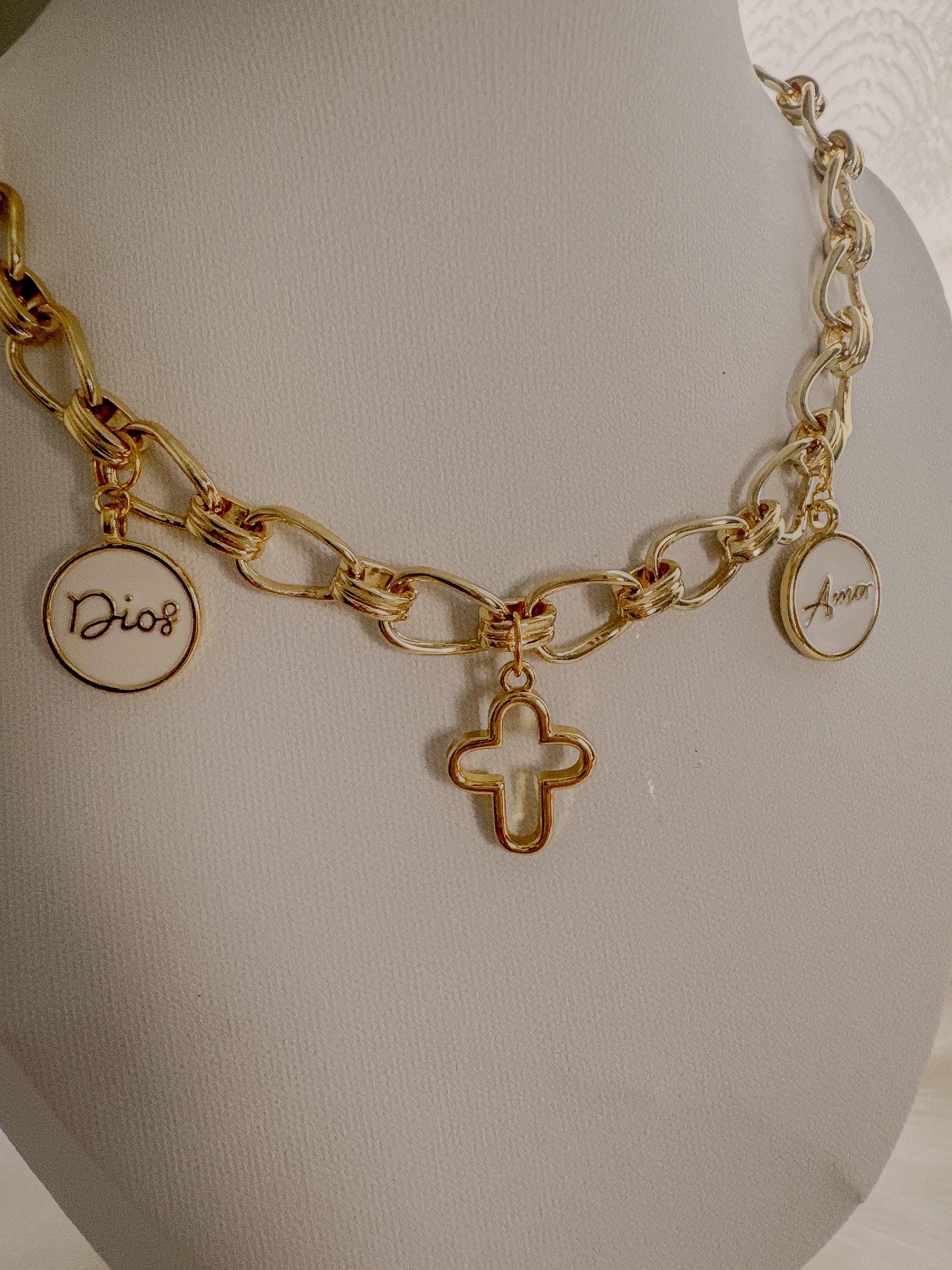 God is Love/Dios es Amor - Adorn U