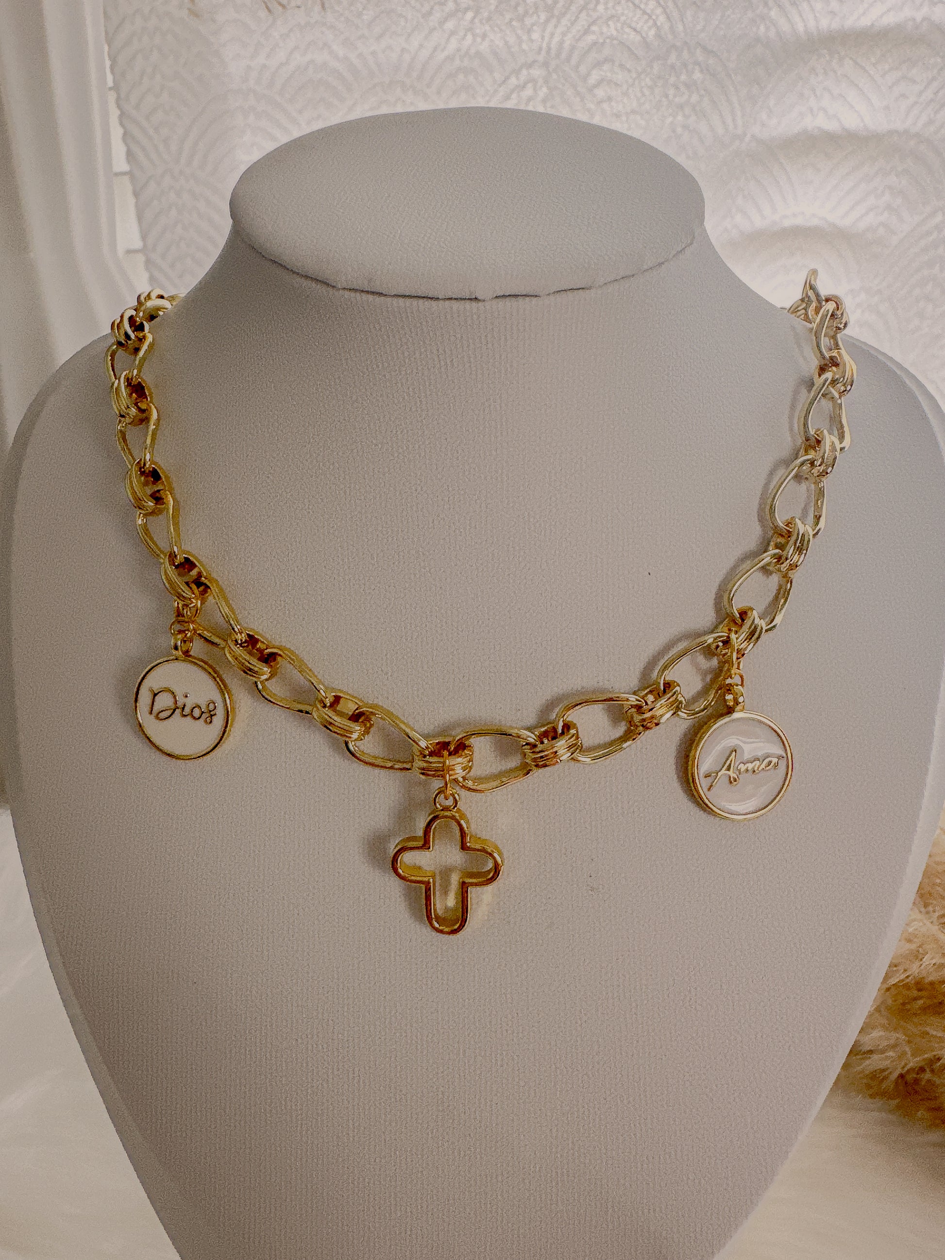 God is Love/Dios es Amor - Adorn U